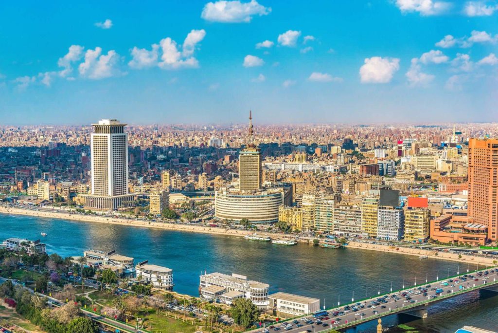 الرئيس السيسي يفتتح مدينة جديدة ويحذر من تداعيات النمو السكاني في مصر مستشهدا بصور منذ 100 عام لمدينة المنصورة