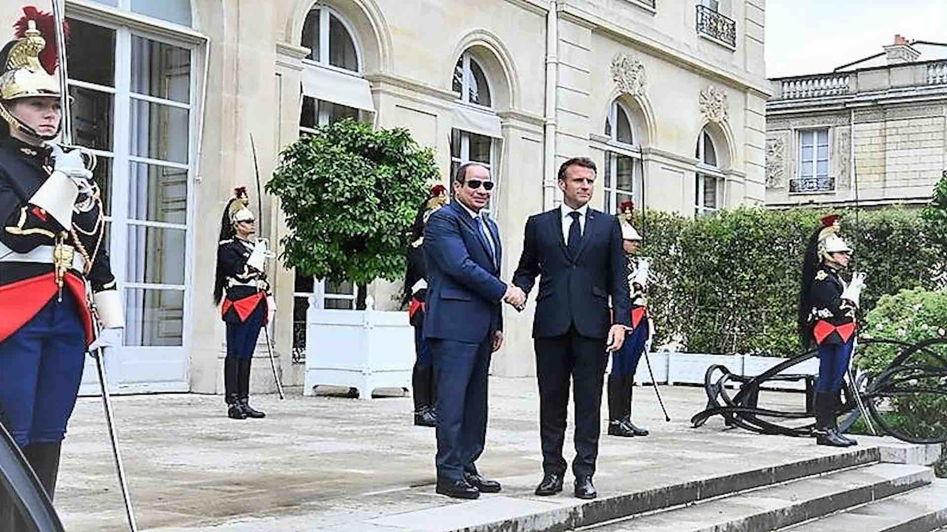 الرئيس السيسي يلتقي الرئيس ماكرون في قصر الإليزيه: تعزيز التعاون والشراكة بين مصر وفرنسا
